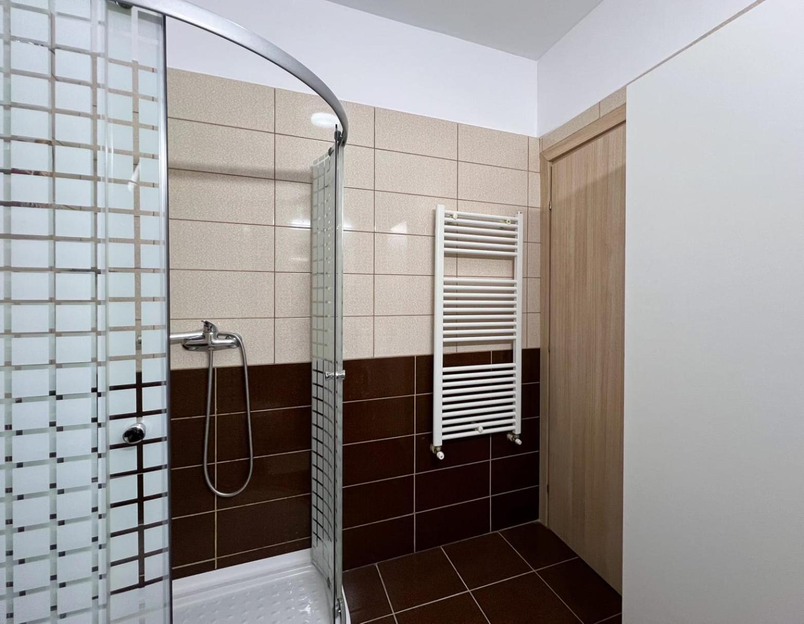 Studio Deluxe Uniri Bukares Bagian luar foto
